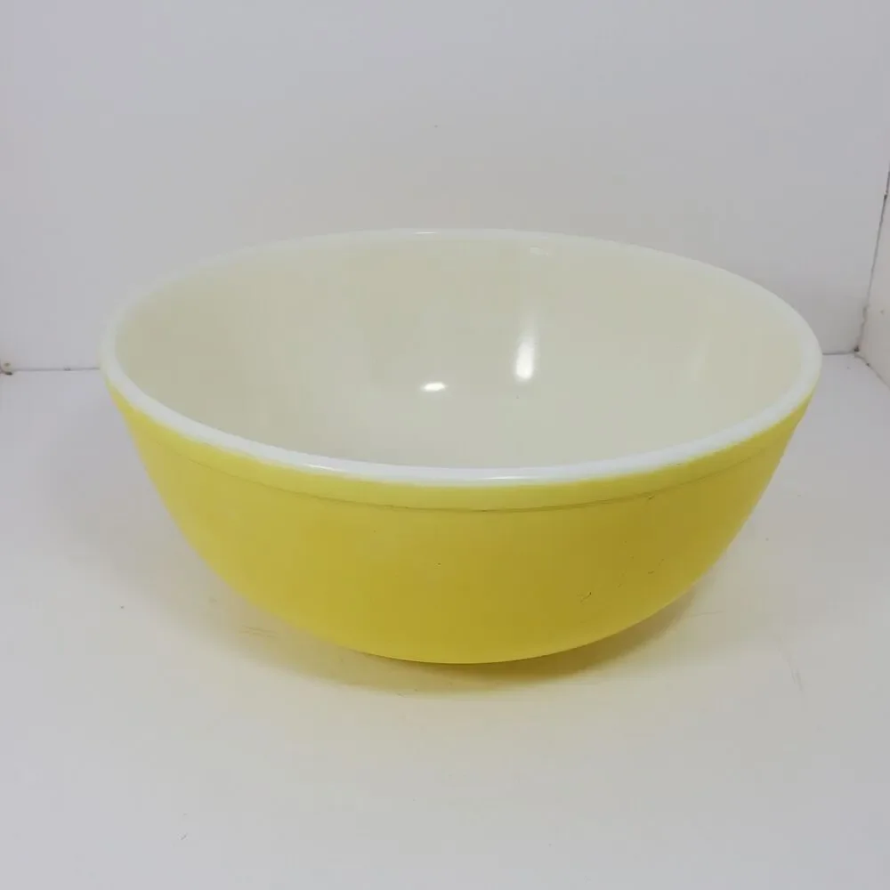 Vintage Pyrex #404 Mixing Bowel 4 Quart Yellow